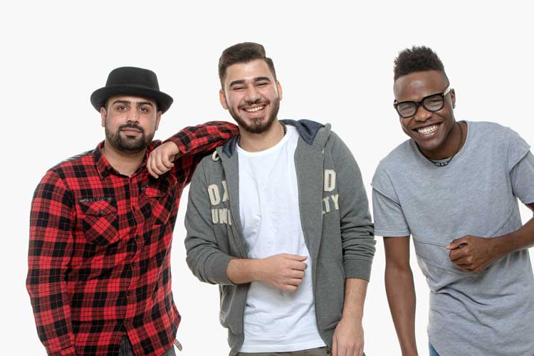 Gruppen-Portrait im Studio für ein Magazin von drei lachenden Männern